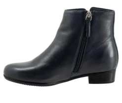 Trotters Boots & Booties><noscript><img width=